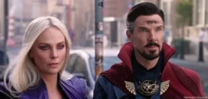 Charlize Theron e Benedict Cumberbatch juntos numa cena de Doutor Estranho no Multiverso da Loucura, com Theron de cabelo branco e Cumberbatch como Doutor Estranho